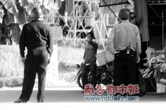 西餐厅老板闯大学城菜市场 夺斩肉刀与警方对峙