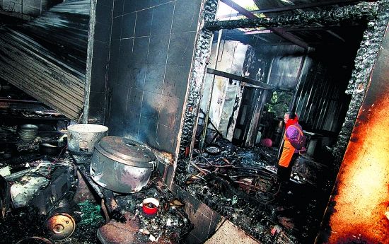液化气瓶爆炸 快餐店被“烧焦”(组图)