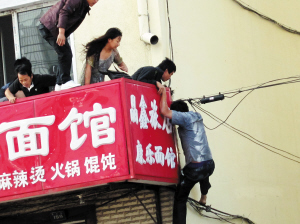 被困人员逃生 周莹 摄