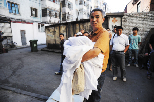 逃生居民 本报记者 鲁明 摄