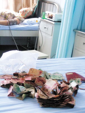 病房内沈云霞无奈地看着孩子上大学的钱所剩无几