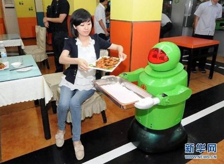 湘鄂情旗下机器人炒菜快餐店半年关门