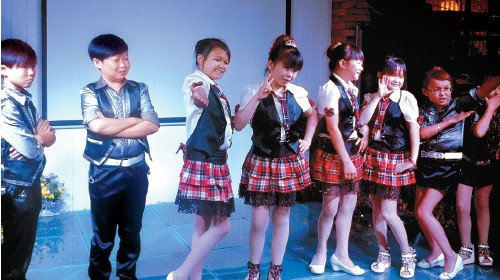 郑州袖珍人餐厅店员均高1.3米 全是小美女小帅哥