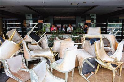 9月25日上午，湘鄂情北四环门店被打砸，店内桌椅散落一地。 新京报记者 浦峰 摄