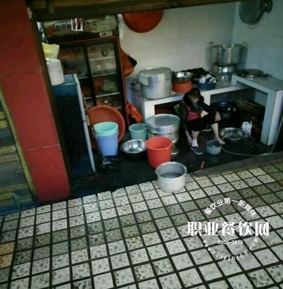 贵州餐馆服务员用电饭锅洗脚（图）