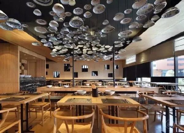 谁说小店无设计，小面馆也可以很有设计感！