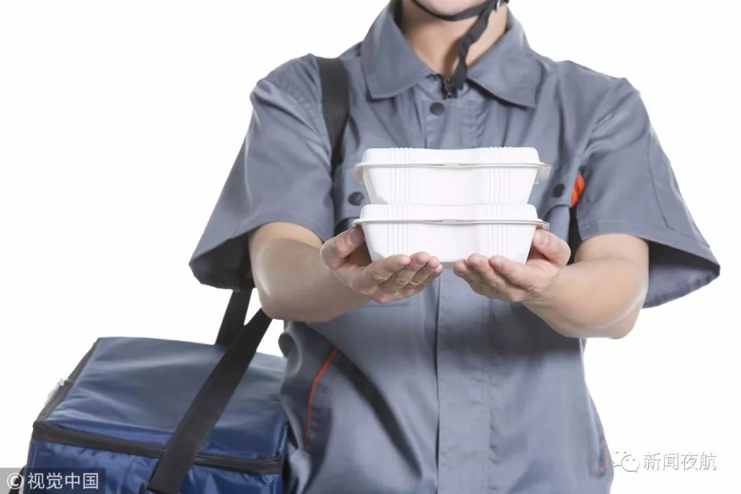 轿车路边自燃,外卖小哥救火 疏导交通两不误